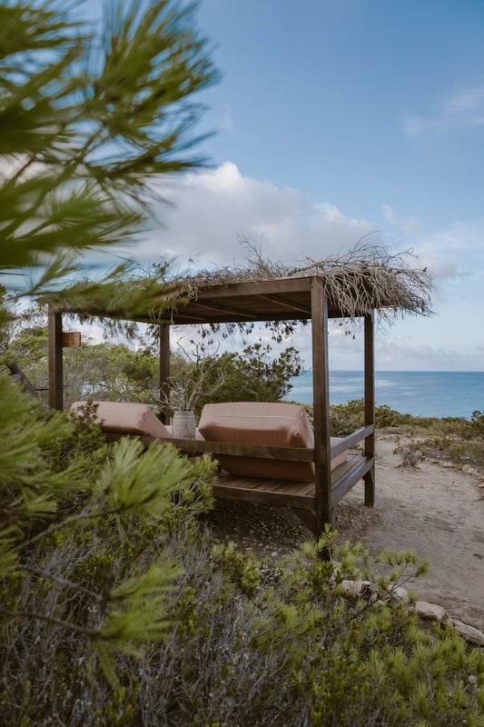 Zona chill-out con camas balinesas y vistas al mar, ideal para retiros