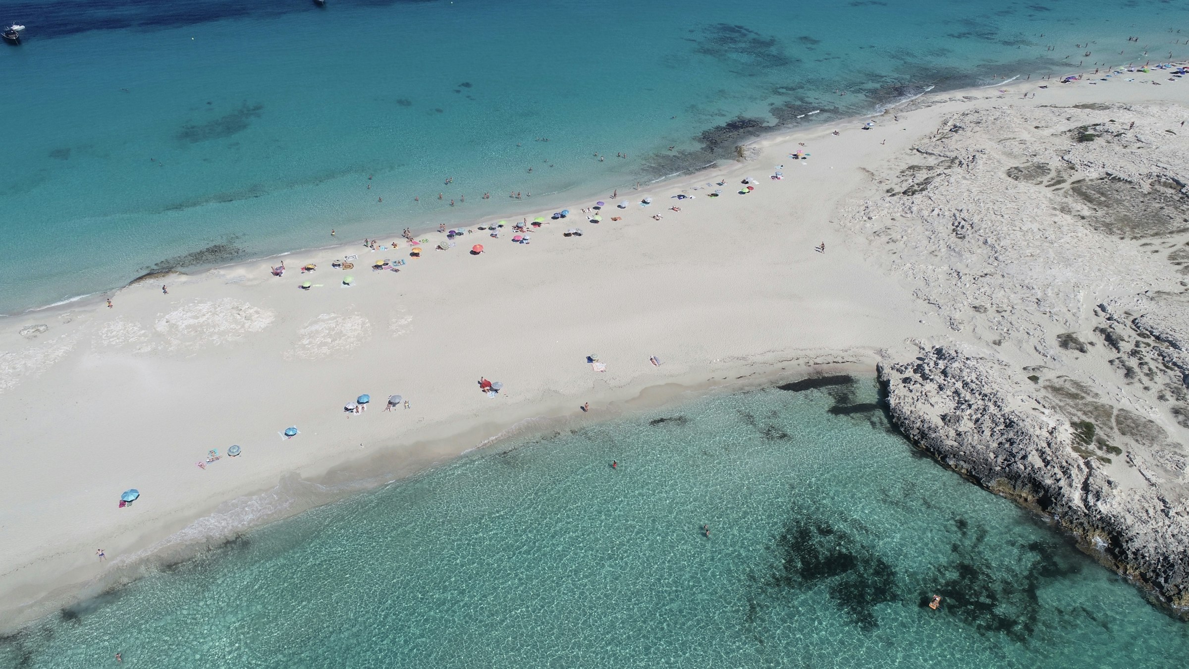 Cala mediterránea de aguas turquesas